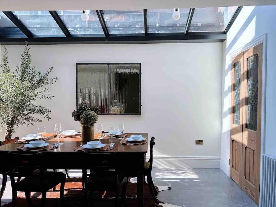 Luxury City Centre Townhouse - Sleeps 6 Chester Exterior photo