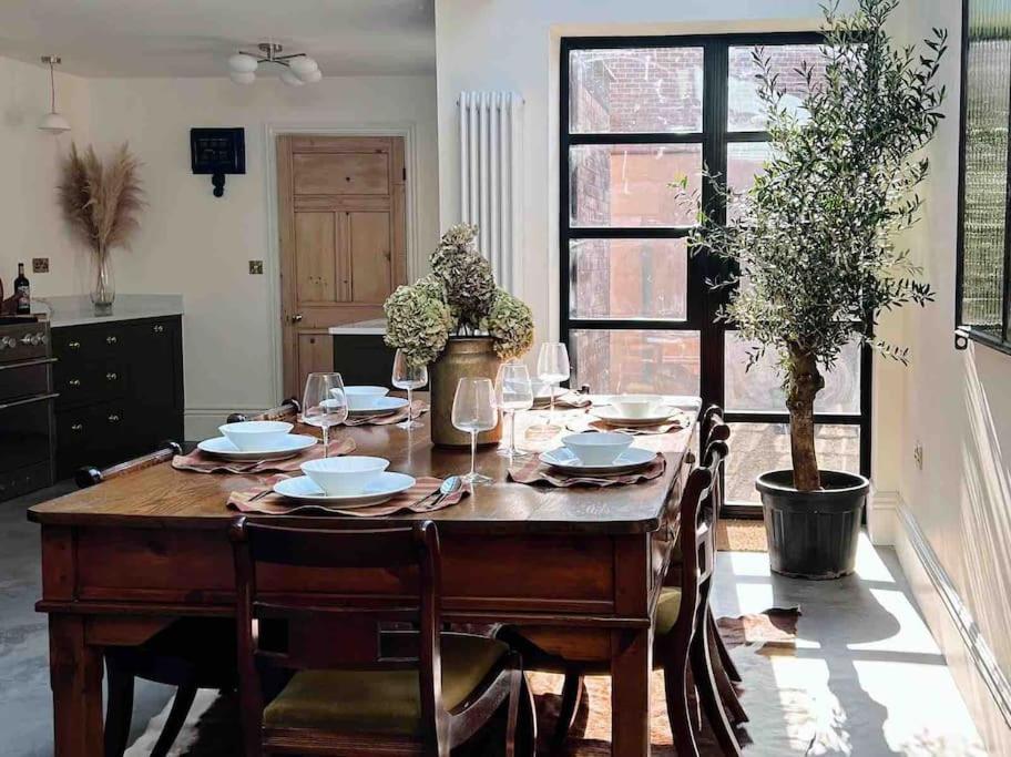 Luxury City Centre Townhouse - Sleeps 6 Chester Exterior photo